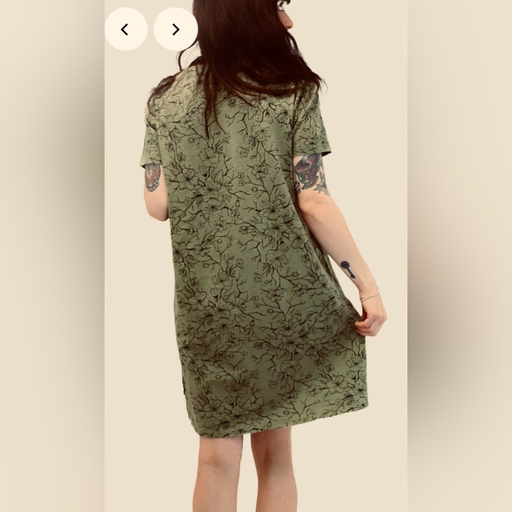 NWT Short Sleeve Crewneck T-Shirt Dress Green Floral Size Small - Picture 3 of 7
